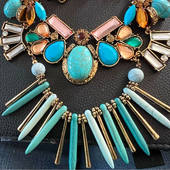 BOLD TURQUOISE STATEMENT COSTUME NECKLACE - Picture 3 of 9